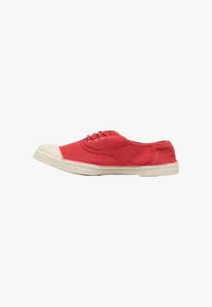 Sneakers in tela rossa con punta tonda, suola in gomma bianca e accenti bianchi a contrasto. Presentano una chiusura con lacci e un design minimalista.