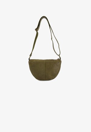 Olivgrüne Ledertasche für die Schulter in geschwungener Form, mit verstellbarem Tragegurt und Reißverschluss. Glatte Textur mit minimalistischem Design.