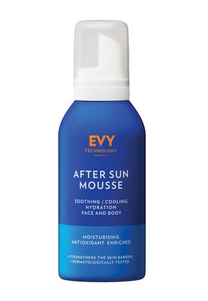 Blauwe fles met aftersun-mousse en een witte dop. Het label aan de voorkant toont "Evy Technology" en productdetails in het wit. Glad van structuur.