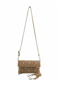 Borsa in suede color cammello con design pieghevole, accessori in metallo argentato e decorazioni simili a perle. Include una tracolla annodata rimovibile.