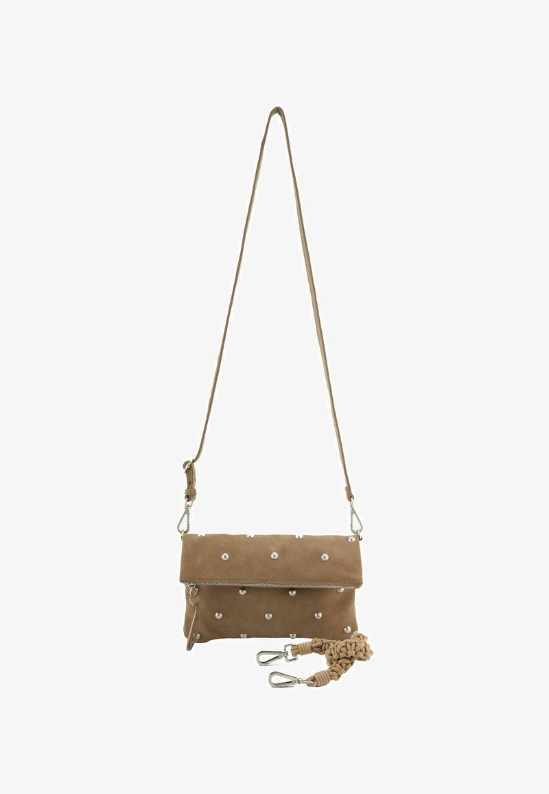 Borsa in suede color cammello con design pieghevole, accessori in metallo argentato e decorazioni simili a perle. Include una tracolla annodata rimovibile.