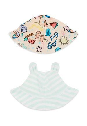 Deux petits chapeaux seau pour bébé, l'un beige avec des imprimés colorés sur le thème de l'été, l'autre rayé vert menthe et blanc avec de petites oreilles en tissu.