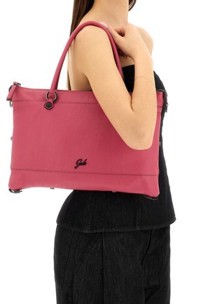 Borsa in pelle rosa con finitura testurizzata, doppi manici e dettaglio con logo. La borsa presenta una chiusura con zip e un design elegante.