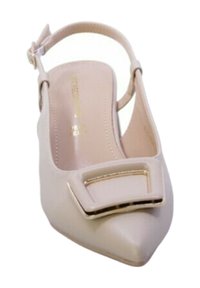 Scarpe slingback in pelle beige con punta affusolata, caratterizzate da una fibbia decorativa con accenti dorati sul davanti e un design della strap minimalista.