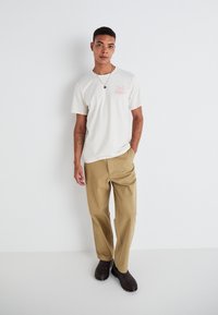 DOCKERS GRAPHIC TEE - T-shirts med print - dockers seacliff gra