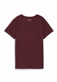 Bordo majica s kratkim rukavima izrađena od mekog materijala. Ima okrugli izrez i akcent s logotipom blizu stražnjeg ovratnika. Glatka tekstura.