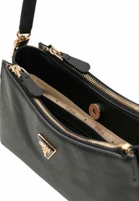 Sac à main Guess noir texturé avec garnitures en métal doré ; comprend deux compartiments zippés et un logo en relief à l'avant.