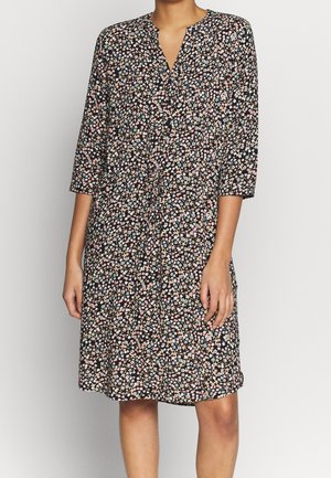 Blommig klänning i svart med trekvartsärmar. Har en V-ringning, åtsittande midja och en flödande kjol med ett livfullt flerfärgat blommönster.