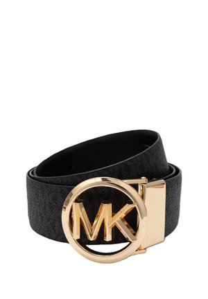 Czarny skórzany pasek z dużą, okrągłą złotą klamrą, na której znajduje się stylizowane logo "MK" na środku, zwinięty na białym tle.