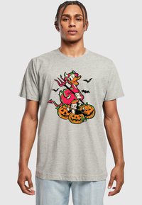 Graues Baumwoll-T-Shirt mit einem bunten Halloween-Motiv, das einen schelmischen Charakter, Kürbisse und Fledermäuse zeigt. Einfaches Rundhals-Design.