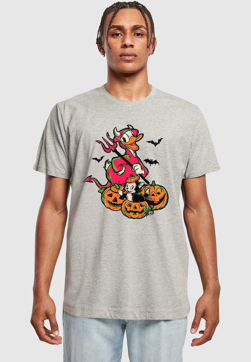 Graues Baumwoll-T-Shirt mit einem bunten Halloween-Motiv, das einen schelmischen Charakter, Kürbisse und Fledermäuse zeigt. Einfaches Rundhals-Design.