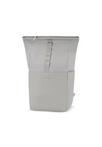 Sac à dos roulé minimaliste gris clair avec une poche frontale lisse et un détail de couture central, se tenant debout sur un fond blanc.