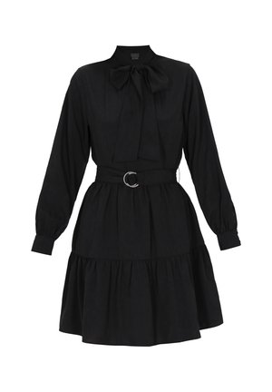 Čierne šaty s vysokým výstrihom, dlhými balónovými rukávmi a mašľou na golieri. Obsahujú priliehavý pás s opaskom a sukňu s vrstvami.