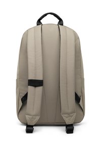 Beige ryggsäck med vadderade remmar, handtag på toppen och en ren design. Texturerad tyg utan synlig märkning eller mönster.