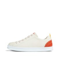 Niedrig geschnittene weiße Sneaker mit abgerundeter Zehenpartie, weißen Schnürsenkeln mit roten Sprenkeln, rotem Fersenpatch mit Zickzacknähten und weißer Sohle.