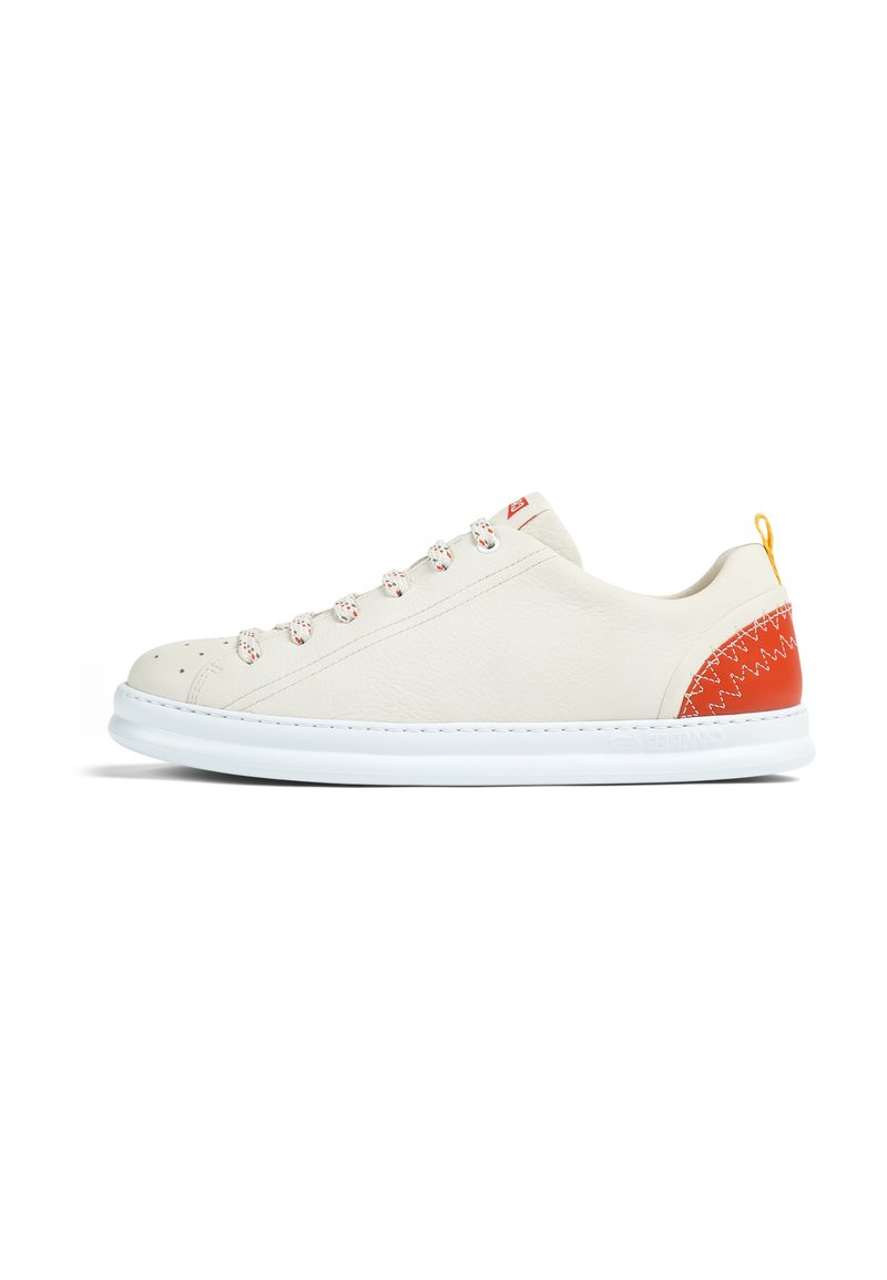 Niedrig geschnittene weiße Sneaker mit abgerundeter Zehenpartie, weißen Schnürsenkeln mit roten Sprenkeln, rotem Fersenpatch mit Zickzacknähten und weißer Sohle.