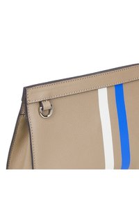 Beige läderhandväska med vertikala ränder i vitt och blått, med silverfärgad hårdvara och en sydd kantdetalj. Designen inkluderar en sidöggla.