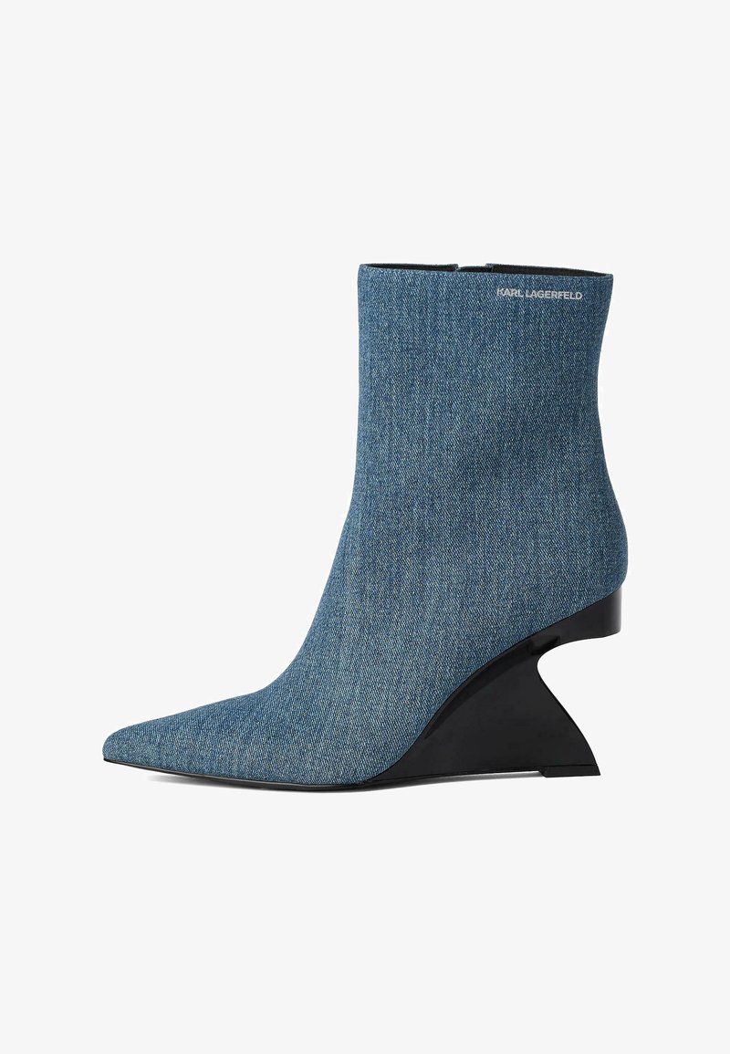 Bottine en jean bleu avec bout pointu, talon compensé noir sculpté, et logo "Karl Lagerfeld" près du bord supérieur.