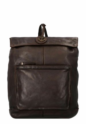 Bruine leren rugzak met een gestructureerd ontwerp, voorzien van een omgevouwen bovenkant, een voorzak met rits en een decoratief ankerembleem.