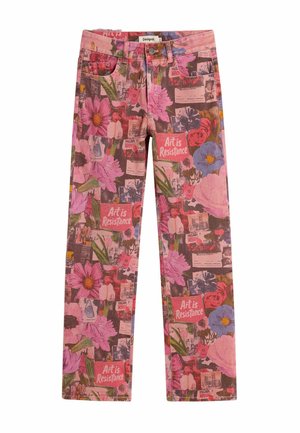 Kleurrijke bedrukte broek met roze en paarse bloemen, groene bladeren en de tekst "Art is Resistance" in rode blokken, rechte pijpen, knoopsluiting.