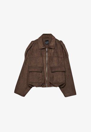 Smeđa jakna od antilopa s širokim ovratnikom, prednjim patentnim zatvaračem, velikim džepovima s klapnama i blago napuhanih ramena, položena ravno na bijeloj pozadini.