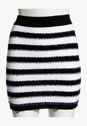 Mini-jupe en maille avec des rayures horizontales noires et blanches et une ceinture élastique noire.
