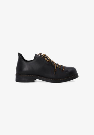 Schwarze Lederschuhe mit rundem Zeh, vorne geschnürt und mit kontrastierenden, tanfarbenen Nähten, ausgestattet mit einem niedrigen Absatz und glatter Textur.