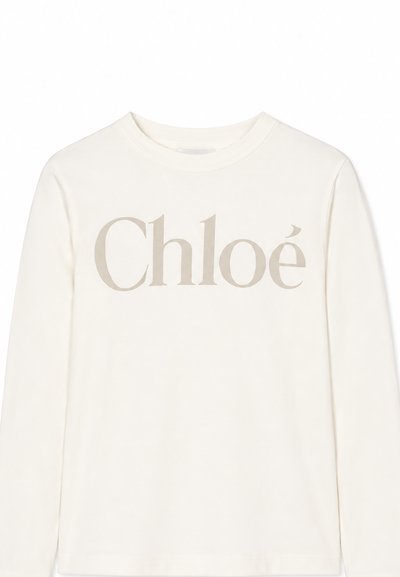 Maglia a maniche lunghe color crema con scollo rotondo e grande scritta "Chloé" stampata sul petto in carattere beige chiaro.