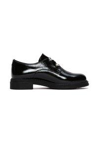 Schwarze, glänzende Leder-Oxford-Schuhe mit niedrigem Absatz, zwei silberfarbenen Ösen und einer runden Zehenpartie, seitlich auf einem weißen Hintergrund abgebildet.
