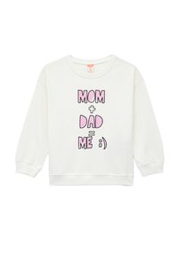 Sudadera blanca de algodón con gráfico en rosa y negro que dice: "MAMÁ + PAPÁ = YO :)" con un corte relajado y mangas largas.
