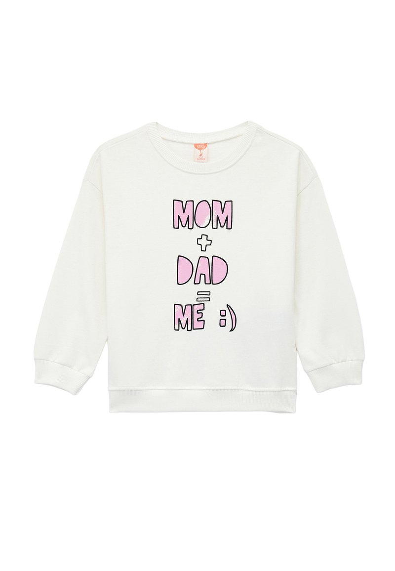 Sudadera blanca de algodón con gráfico en rosa y negro que dice: "MAMÁ + PAPÁ = YO :)" con un corte relajado y mangas largas.