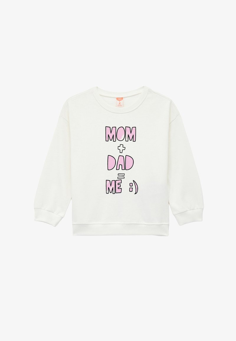 Sudadera blanca de algodón con gráfico en rosa y negro que dice: "MAMÁ + PAPÁ = YO :)" con un corte relajado y mangas largas.