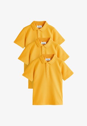 Tre gule polo skjorter med korte ærmer stablet, hver med krave og tre knapper, med "Clarks" mærke inde i kraven.