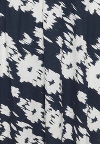 Bavlněná látka na šaty má náměstí modrý a bílý abstraktní květinový vzor. Textura je hladká, s lehkým a splývavým vzhledem.