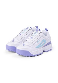 Sneaker FILA bianche e lavanda con dettagli azzurri, suole spesse e linguette, mostrate affiancate su uno sfondo bianco.