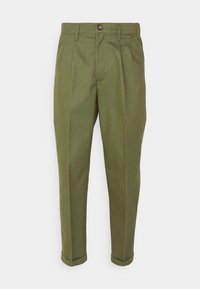 Pantalons en coton vert au fit droit, avec deux plis avant et des ourlets roulés. Fermeture à un seul bouton et détail de poches avant.