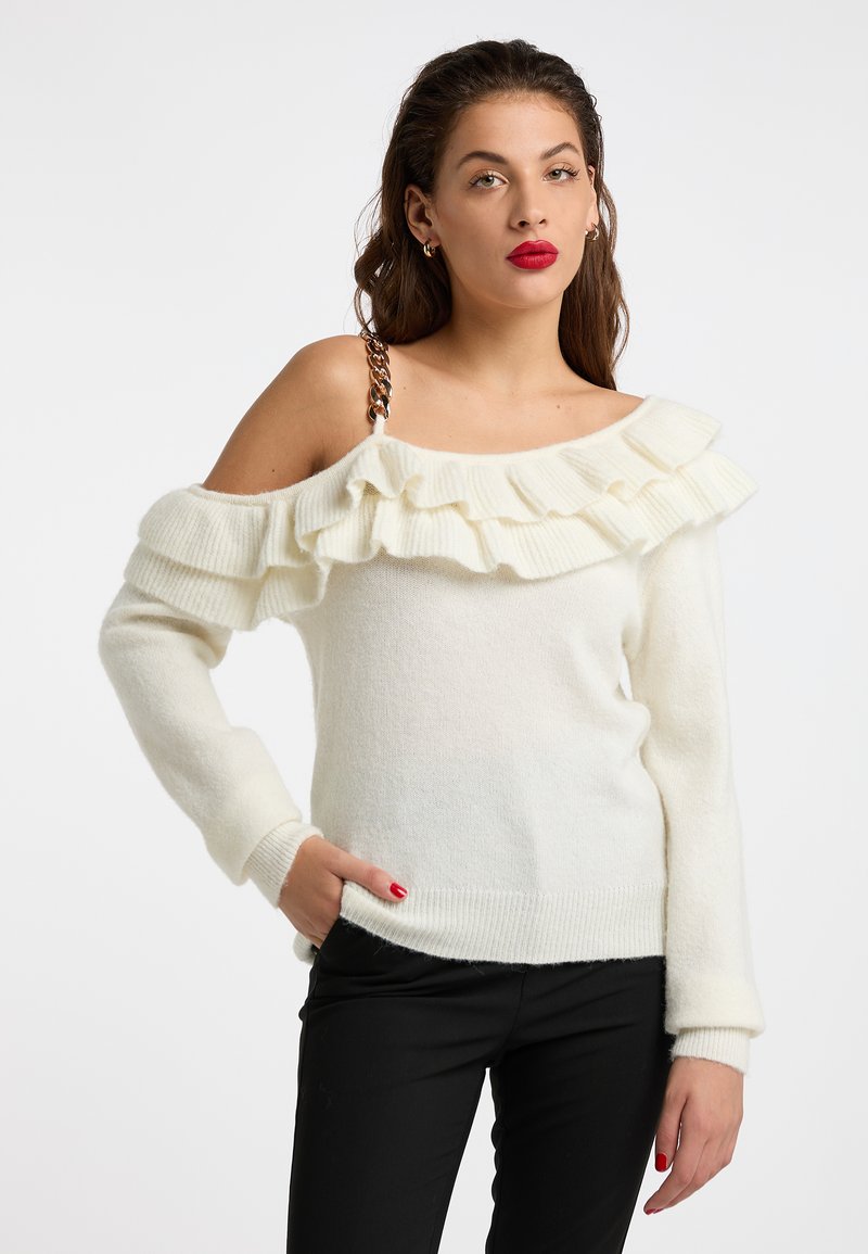 Ivoor off-shoulder trui met een gerimpelde kraag en lange mouwen. Voorzien van een textuurgebreide stof en een decoratieve kettingband.
