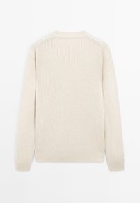 Maglione lavorato a maglia di colore crema, a maniche lunghe, con texture a coste, colletto rotondo e motivo a maglia visibile su sfondo bianco.
