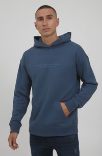 Blauer Kapuzenpullover mit einer Taschenfront, aus weichem Material, mit lässiger Passform und geprägtem Textdesign. Ribbelbündchen und Saum.