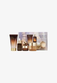 Estee Lauder hudplejesæt med fem produkter i brune og gyldne beholdere, der inkluderer en rensegel, serummer og fugtcremer.
