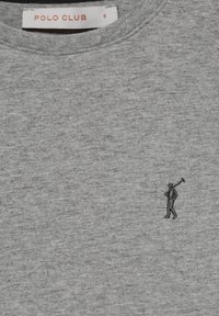 Grå t-shirt med kort ärm i bomull och rund halsringning. Har en liten broderad figur som håller en golfklubba på bröstområdet.