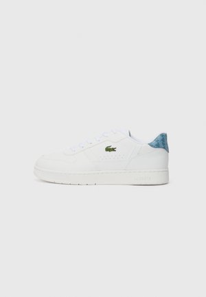 Hvite skinnsneakers med lav profil, perforerte sidedele og grønn Lacoste-logo. Lys blå mønstret hælakkent. Flat hvit såle.