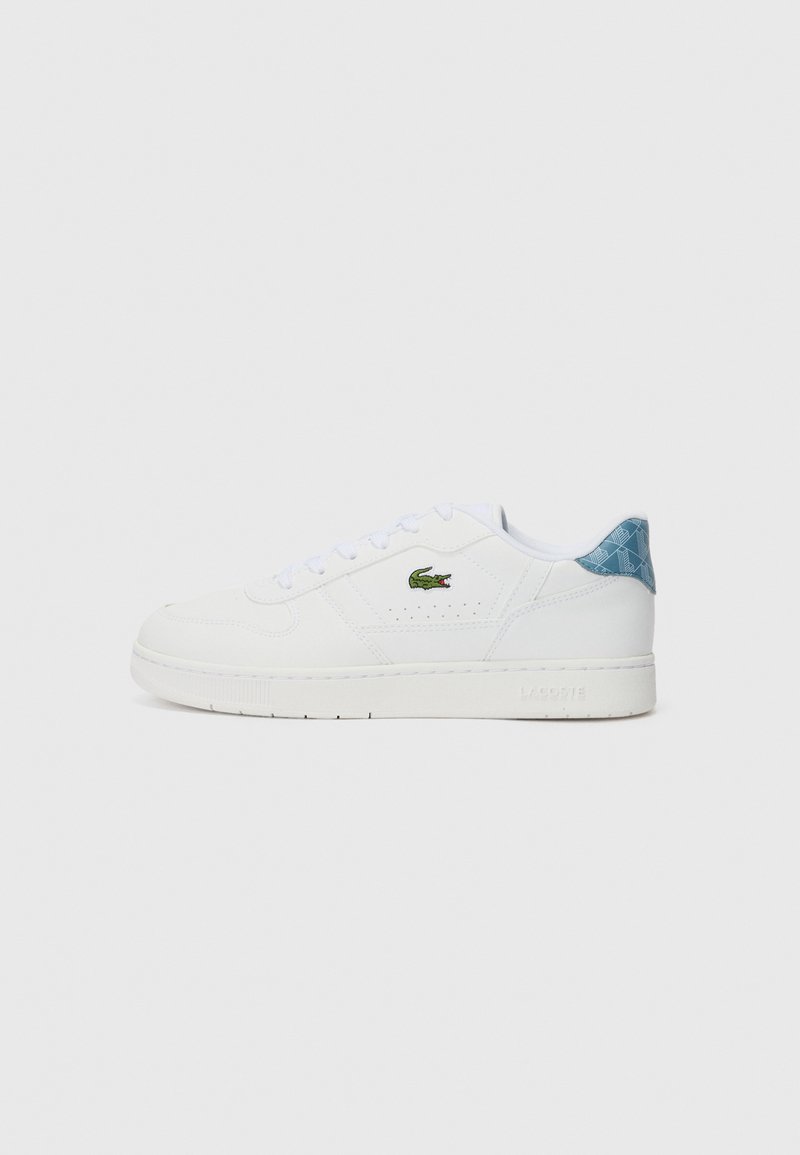 Sneaker in pelle bianca con profilo basso, dettaglio laterale perforato e logo verde Lacoste. Accentatura sul tallone in tessuto azzurro a motivi. Suola piatta bianca.