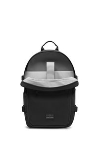 Fekete szövet hátizsák lekerekített tetejével, szürke belső zsebbel, elülső cipzáras zsebbel és felső fogantyúval. A fronton logó felvarró található.