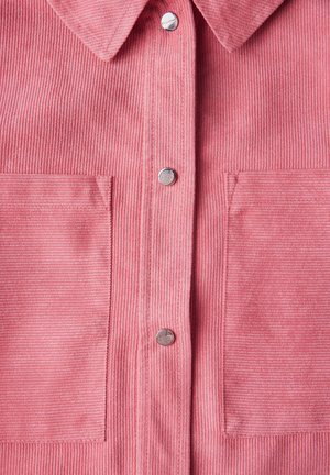 Hemd aus Baumwollcord in hellem Pink mit senkrechten Rippen, versehen mit einem Kragen, silbernen Knopfverschlüssen und zwei aufgesetzten Taschen vorne.