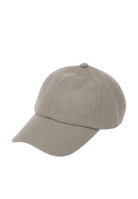 Grijze wollen baseballcap met een afgeronde kroon en platte rand. Bevat een knoop bovenop en gestikte naden voor extra detail.