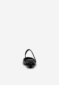 Scarpa slingback in pelle nera con tacco basso, caratterizzata da una texture liscia e un design minimalista. Forma affusolata e curvata sul retro.