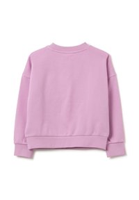 Sudadera lila con cuello redondo y puños acanalados, que presenta un diseño simple y una textura suave, mostrada desde la parte de atrás.