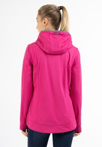 Giacca fucsia con cappuccio e maniche lunghe, con una fodera interna grigia e un orlo curvo, realizzata in un tessuto leggero e liscio.
