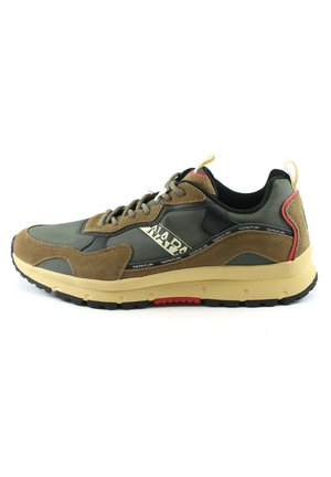 Sneaker in camoscio marrone e sintetico nero con suola beige, caratterizzato da dettagli rossi e marchio laterale. Lacci spessi e colletto imbottito.